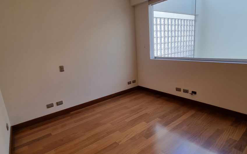 Amplio  departamento de 202m2 en Chacarilla – Surco
