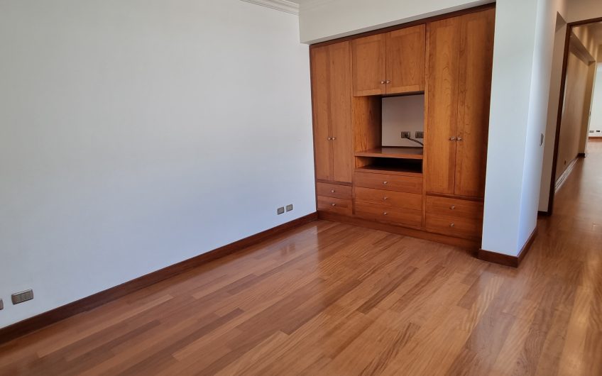 Amplio  departamento de 202m2 en Chacarilla – Surco