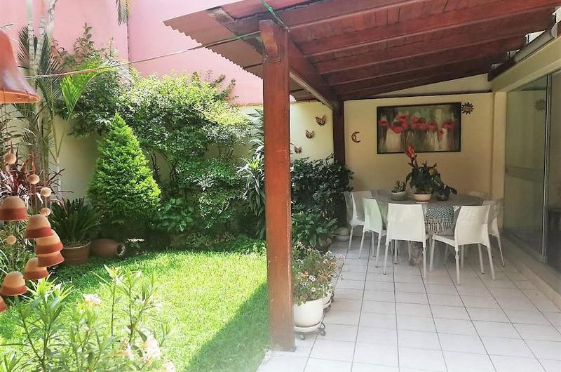 LINDA CASA 242M2 CON AMPLIO JARDIN EN VENTA, SURCO