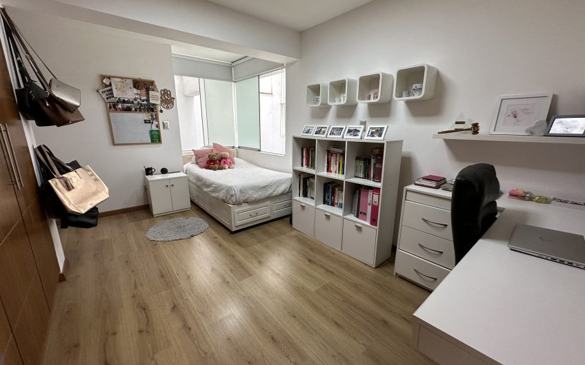 Venta de departamento en primer piso, 234m2 cerca a parque en Chacarilla – Surco.