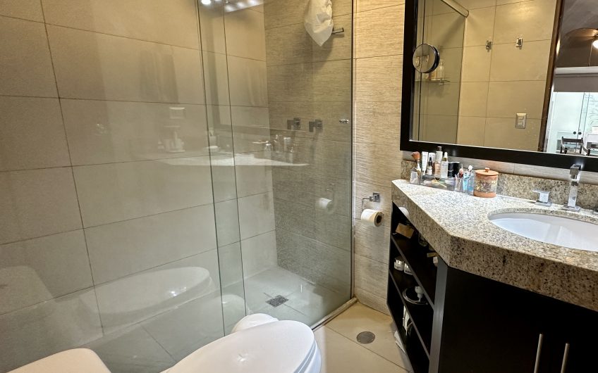 Venta de departamento en primer piso, 234m2 cerca a parque en Chacarilla – Surco.