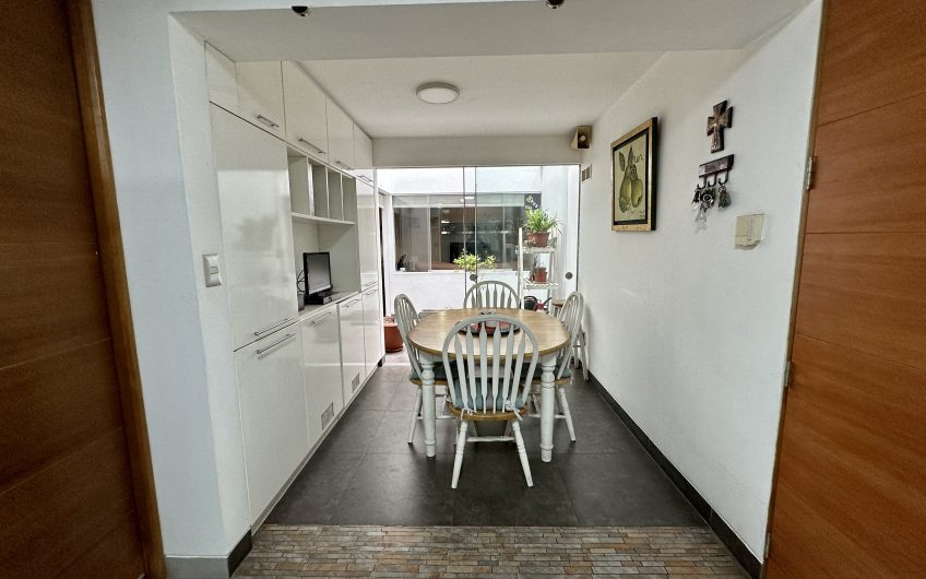 Venta de departamento en primer piso, 234m2 cerca a parque en Chacarilla – Surco.