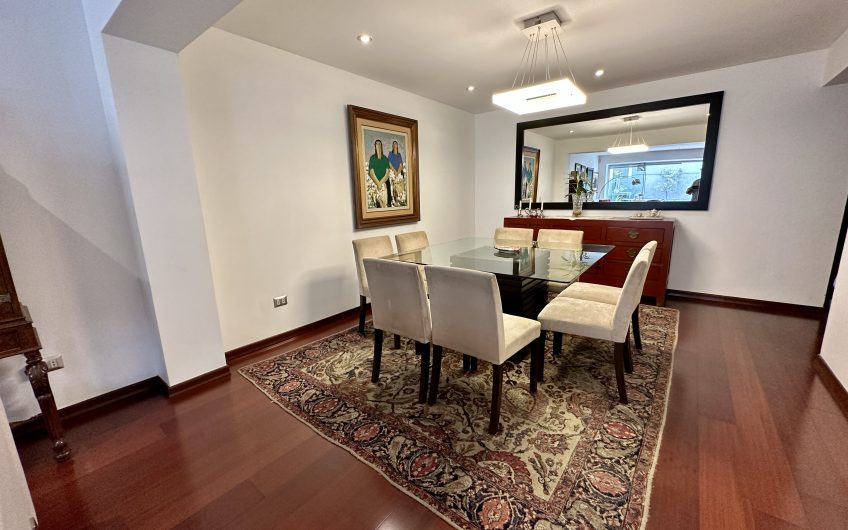 Venta de departamento en primer piso, 234m2 cerca a parque en Chacarilla – Surco.