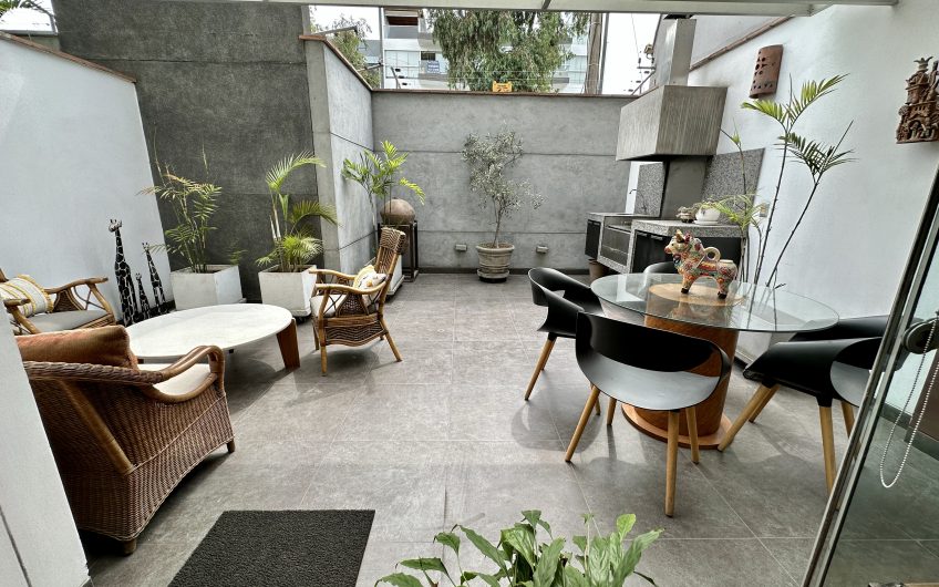 Venta de departamento en primer piso, 234m2 cerca a parque en Chacarilla – Surco.
