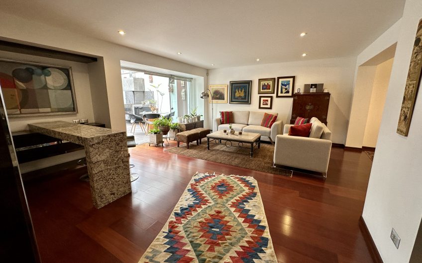 Venta de departamento en primer piso, 234m2 cerca a parque en Chacarilla – Surco.
