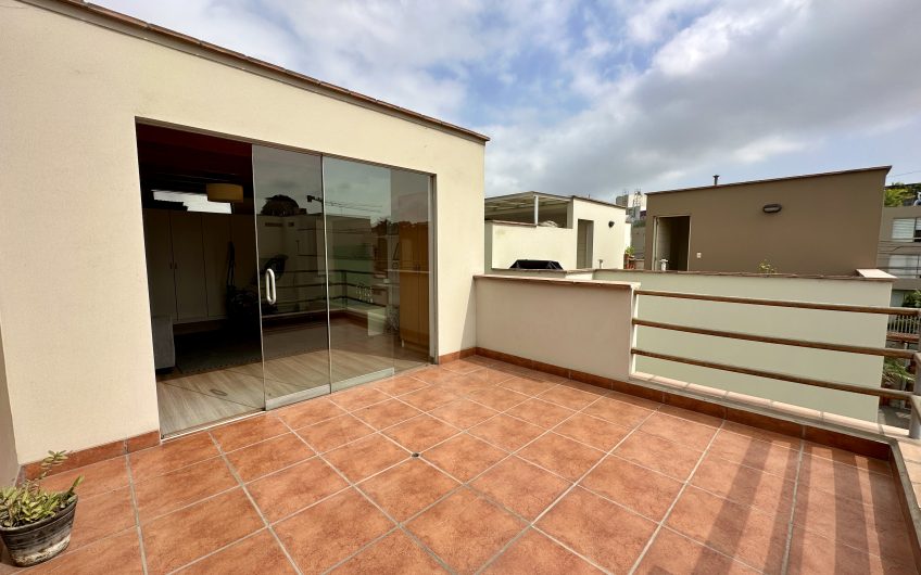 VENTA DE MODERNA CASA DE 3 PISOS EN CONDOMINIO JR. BATALLÓN TARMA