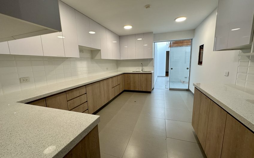 Venta departamento como nuevo, 1er piso. 215 m2, Chacarilla – San Borja.