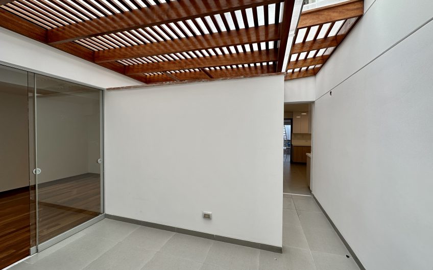Venta departamento como nuevo, 1er piso. 215 m2, Chacarilla – San Borja.