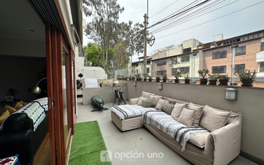 Venta de flat en 1er piso con amplia terraza, cerca al parque César Vallejo, Chacarilla – Surco