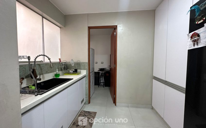 Venta de flat en 1er piso con amplia terraza, cerca al parque César Vallejo, Chacarilla – Surco