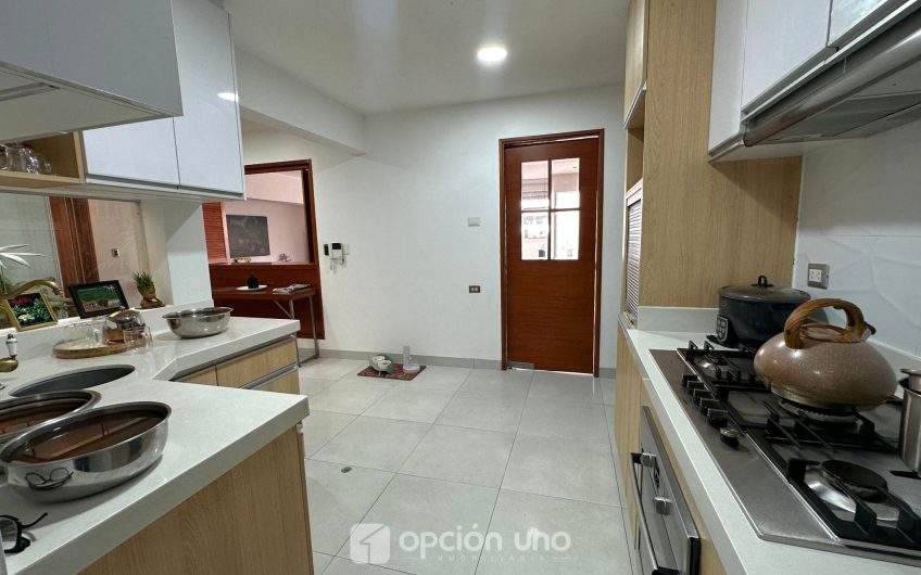 Venta de flat en 1er piso con amplia terraza, cerca al parque César Vallejo, Chacarilla – Surco