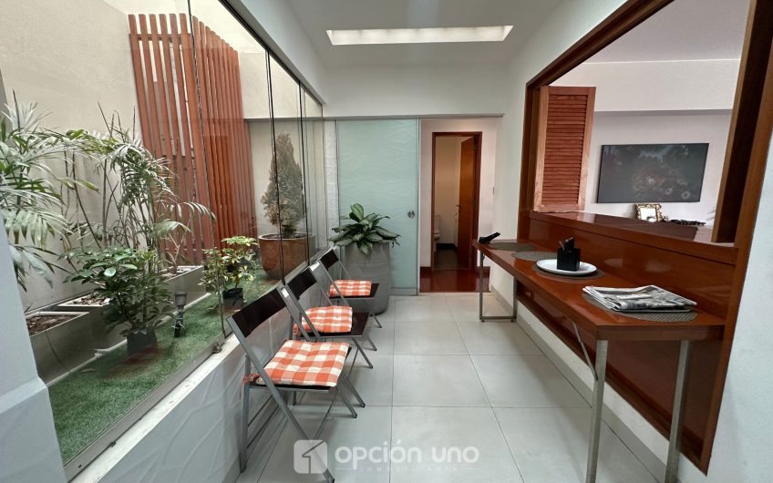 Venta de flat en 1er piso con amplia terraza, cerca al parque César Vallejo, Chacarilla – Surco