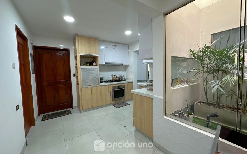 Venta de flat en 1er piso con amplia terraza, cerca al parque César Vallejo, Chacarilla – Surco