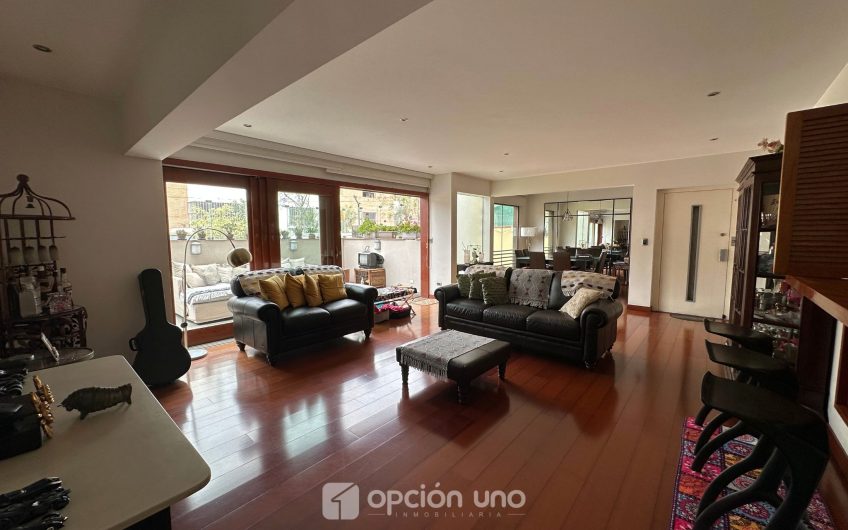 Venta de flat en 1er piso con amplia terraza, cerca al parque César Vallejo, Chacarilla – Surco