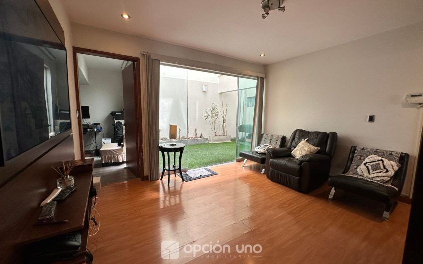 Venta de flat en 1er piso con amplia terraza, cerca al parque César Vallejo, Chacarilla – Surco