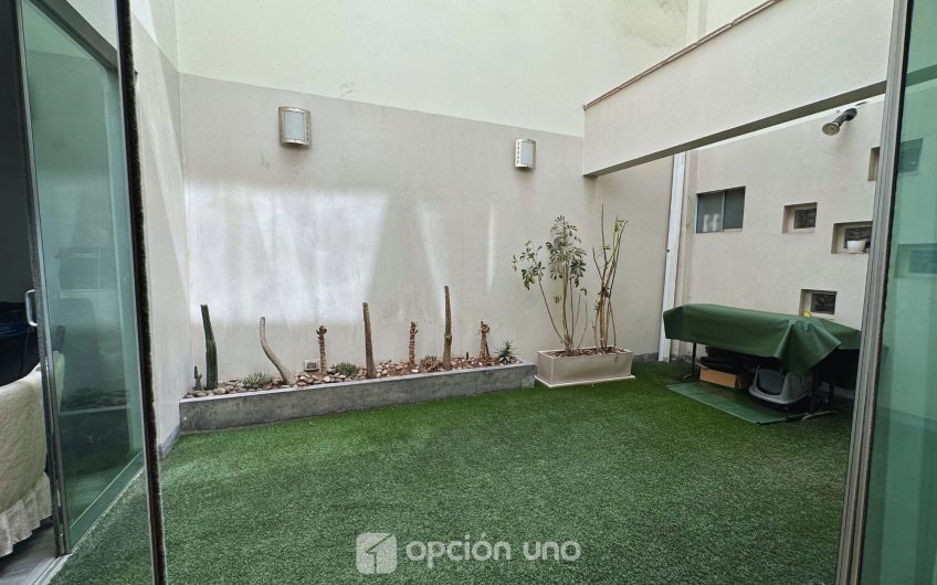 Venta de flat en 1er piso con amplia terraza, cerca al parque César Vallejo, Chacarilla – Surco