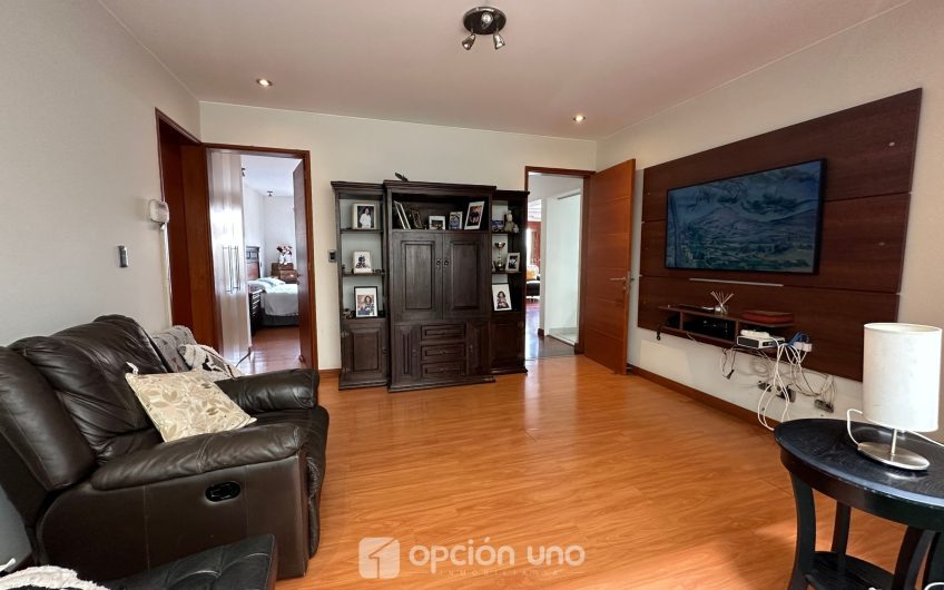 Venta de flat en 1er piso con amplia terraza, cerca al parque César Vallejo, Chacarilla – Surco