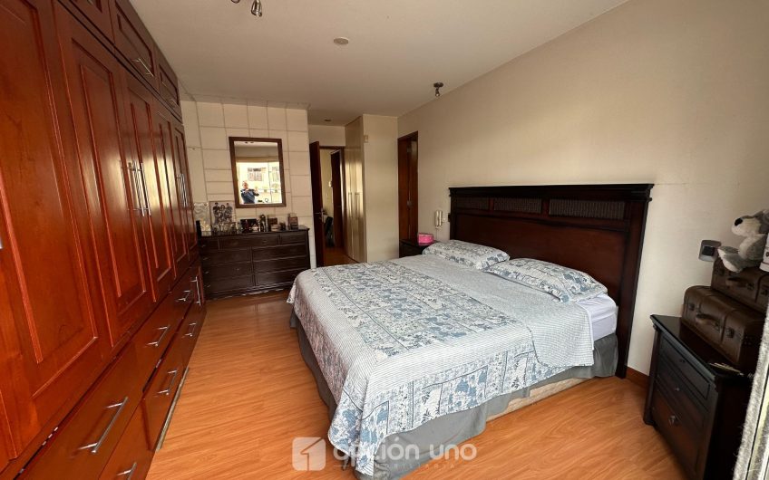 Venta de flat en 1er piso con amplia terraza, cerca al parque César Vallejo, Chacarilla – Surco