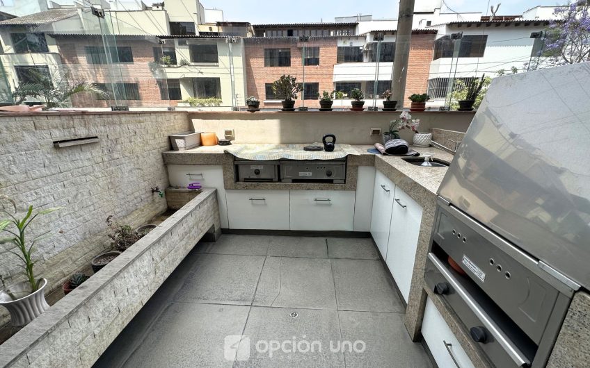 Venta de flat en 1er piso con amplia terraza, cerca al parque César Vallejo, Chacarilla – Surco