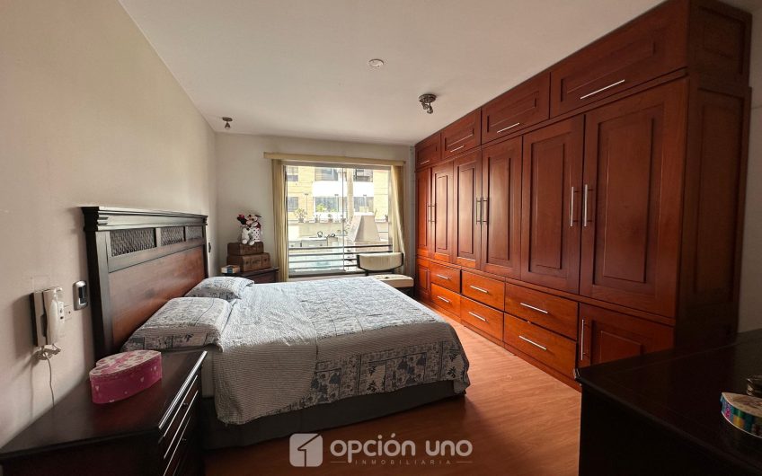 Venta de flat en 1er piso con amplia terraza, cerca al parque César Vallejo, Chacarilla – Surco