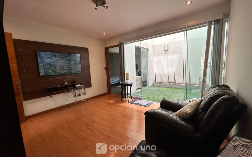 Venta de flat en 1er piso con amplia terraza, cerca al parque César Vallejo, Chacarilla – Surco