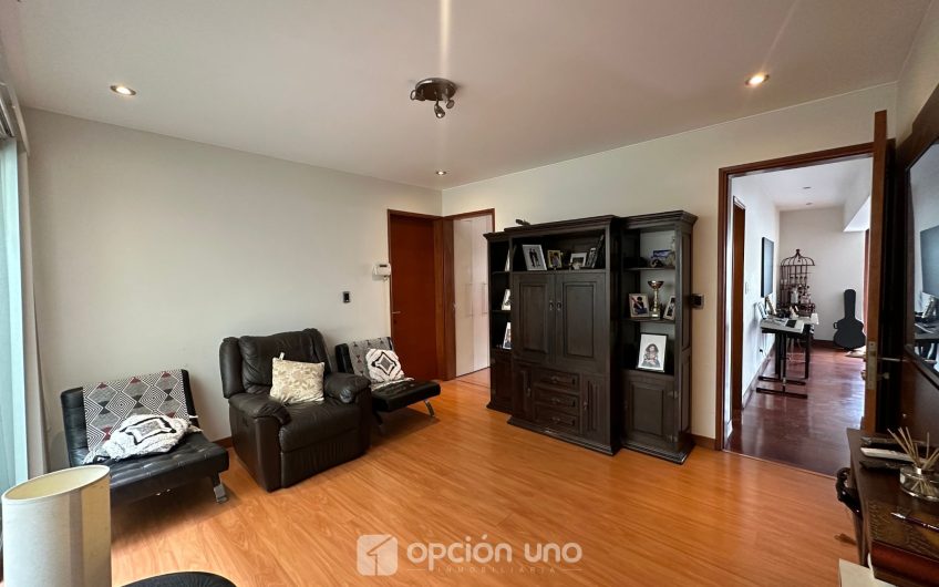 Venta de flat en 1er piso con amplia terraza, cerca al parque César Vallejo, Chacarilla – Surco