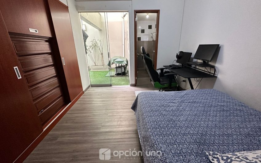 Venta de flat en 1er piso con amplia terraza, cerca al parque César Vallejo, Chacarilla – Surco