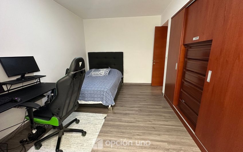 Venta de flat en 1er piso con amplia terraza, cerca al parque César Vallejo, Chacarilla – Surco