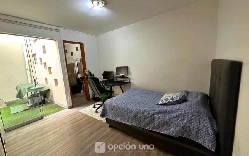 Venta de flat en 1er piso con amplia terraza, cerca al parque César Vallejo, Chacarilla – Surco