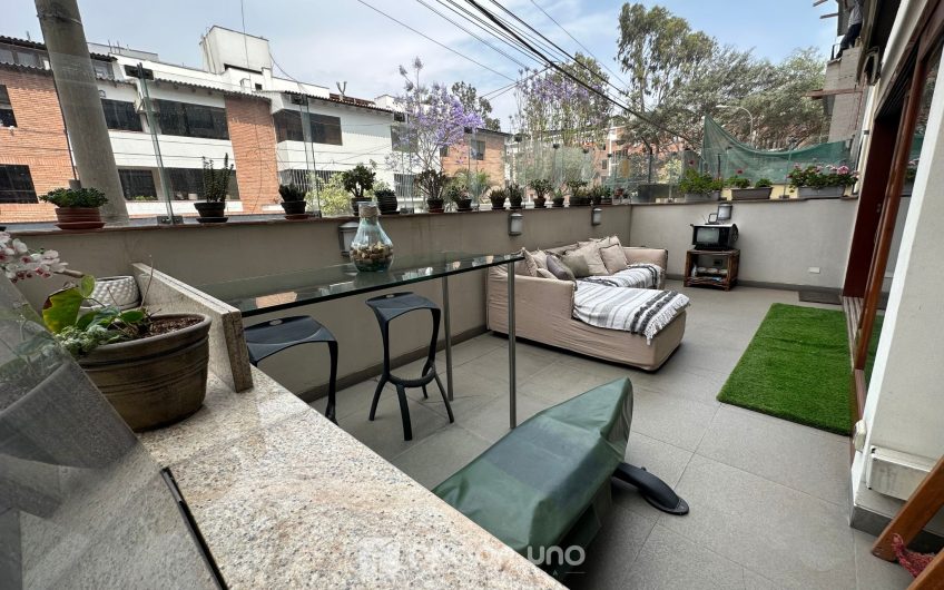 Venta de flat en 1er piso con amplia terraza, cerca al parque César Vallejo, Chacarilla – Surco