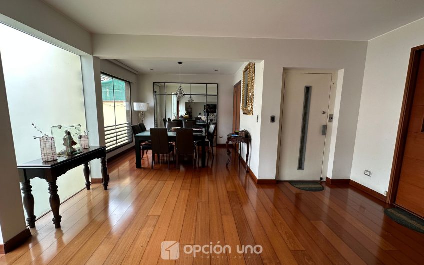 Venta de flat en 1er piso con amplia terraza, cerca al parque César Vallejo, Chacarilla – Surco