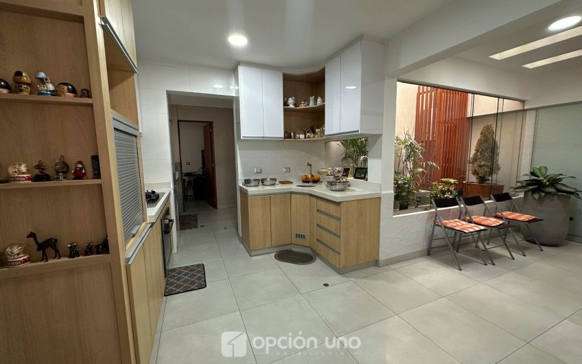 Venta de flat en 1er piso con amplia terraza, cerca al parque César Vallejo, Chacarilla – Surco