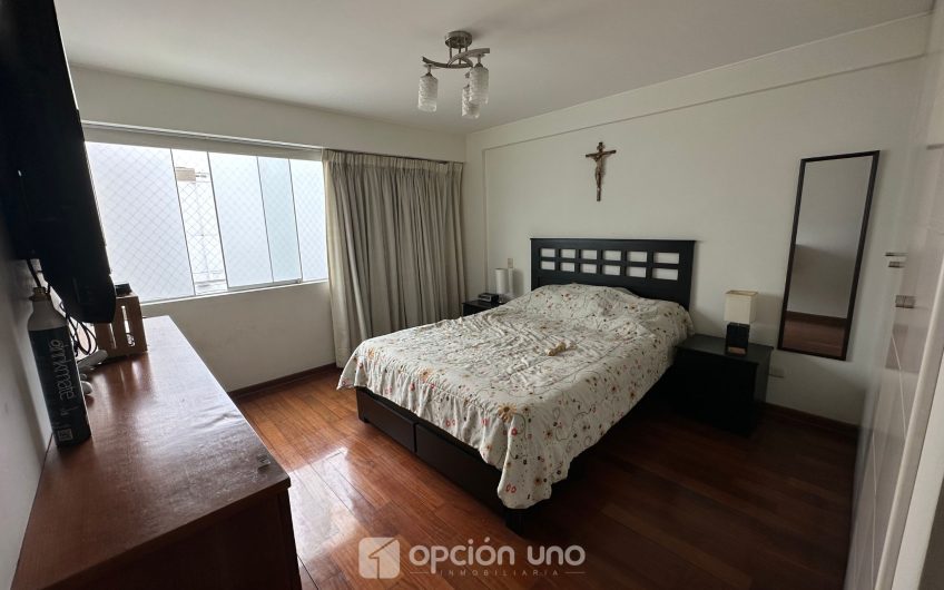 Departamento Flat ubicado en la exclusiva Av. Del Sur, Chacarilla-Surco.