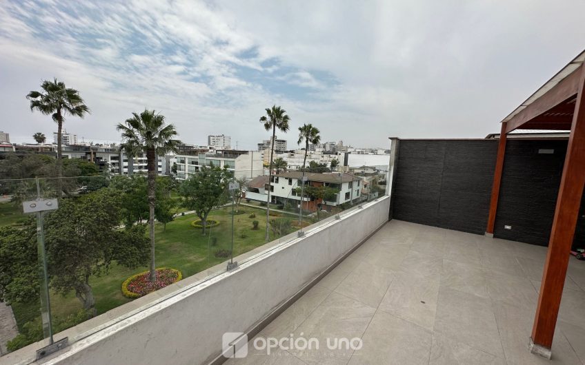 Hermoso departamento dúplex 3 dorm. frente a parque en Surco