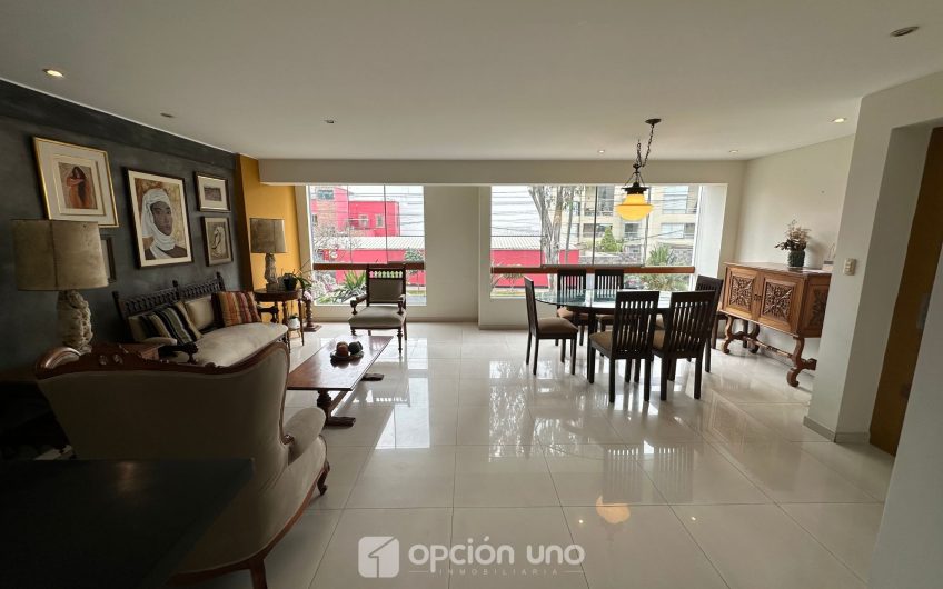 Departamento Flat ubicado en la exclusiva Av. Del Sur, Chacarilla-Surco.