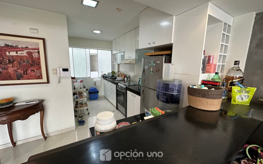 Departamento Flat ubicado en la exclusiva Av. Del Sur, Chacarilla-Surco.