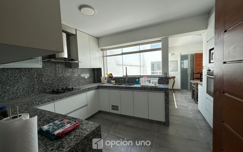 Dúplex ubicado en Picaflores, 4 dormitorios -Chacarilla del Estanque San Borja