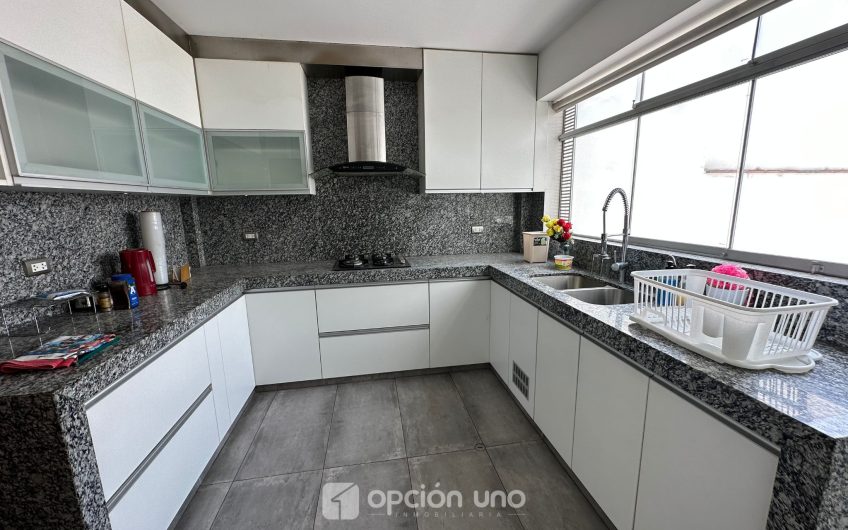 Dúplex ubicado en Picaflores, 4 dormitorios -Chacarilla del Estanque San Borja