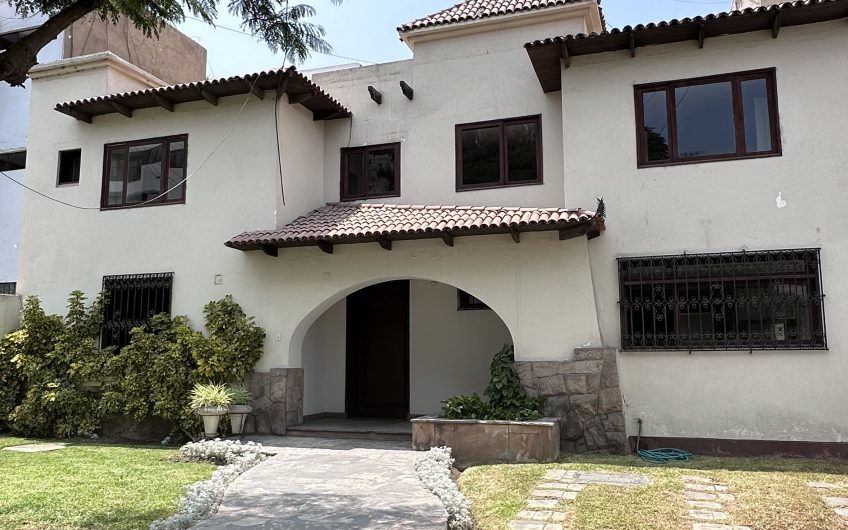Casa en Venta – Ubicado en Calle Andromeda – Surco