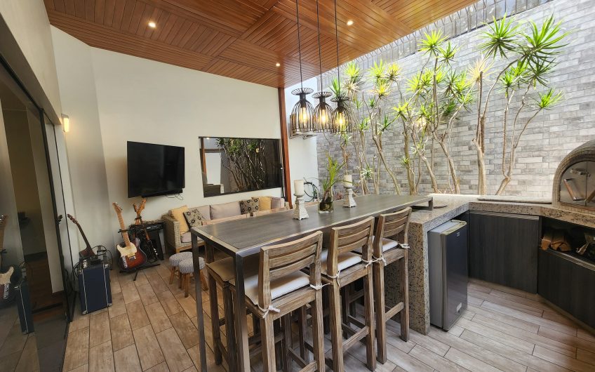Casa en Venta – Ubicada en Urb. El Derby – Surco