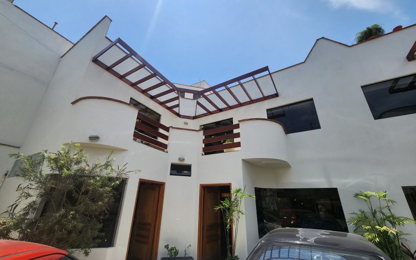 Casa en Venta – Ubicada en Urb. El Derby – Surco