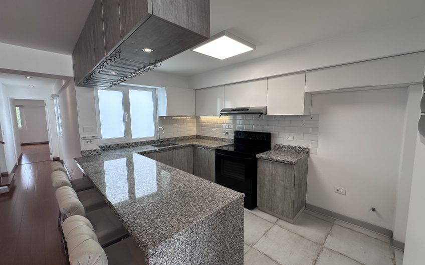 Hermoso Dúplex con Piscina en Surco – Vista a Parque